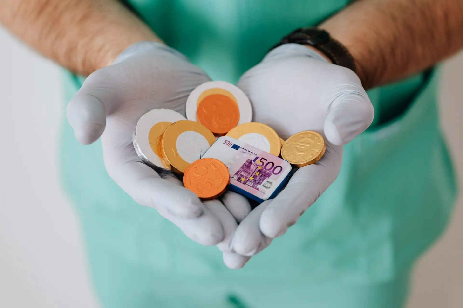 Afbeelding met een portemonnee gevuld met munten en briefgeld, passend bij een artikel dat uitleg geeft over verschillende werknemersverzekeringen zoals de verzuimverzekering, bedrijfsaansprakelijkheidsverzekering, collectieve ongevallenverzekering, en verplichte werknemersverzekeringen.